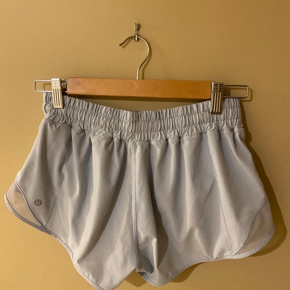 Lululemon Hotty Hot Short 2.5" - Picture 2 of 3